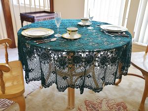 Round Tablecloths. Festive Crochet 70″ RD. Merlot & Everygreen