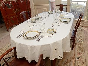 Oval Tablecloth. Imperial Style. With Napkins. Eggnog Color