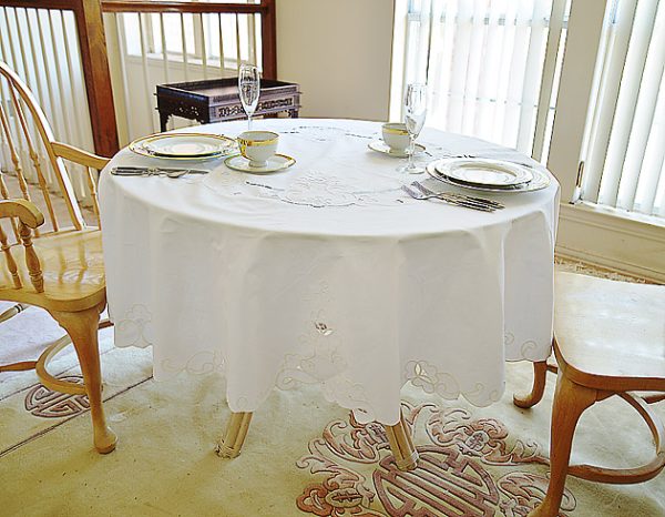 round tablecloth. 68"x68" round